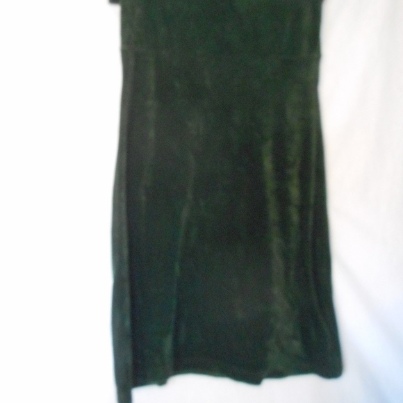 Green Velour dress with detachable necklace - Picture 7 of 7